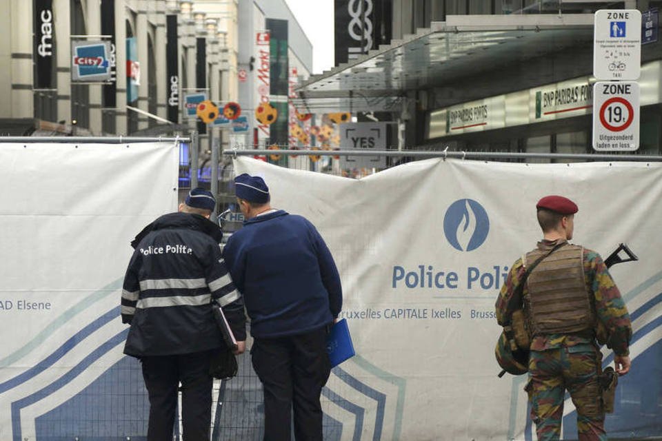 Homem com explosivos falsos deixa Bruxelas em alerta