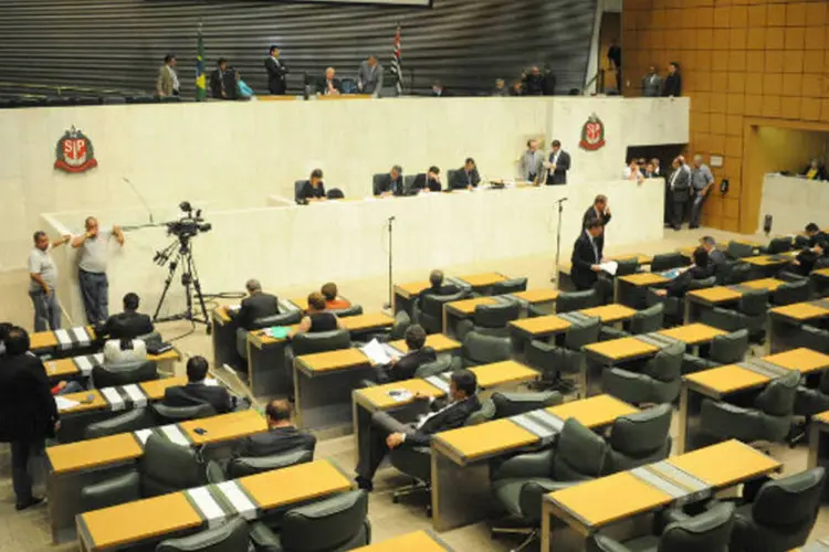 
	Plen&aacute;rio da Assembleia Legislativa de S&atilde;o Paulo: dentro da assembleia, os manifestantes pressionam os deputados para assinar requerimento para abertura da comiss&atilde;o
 (José Antonio Teixeira/Alesp)