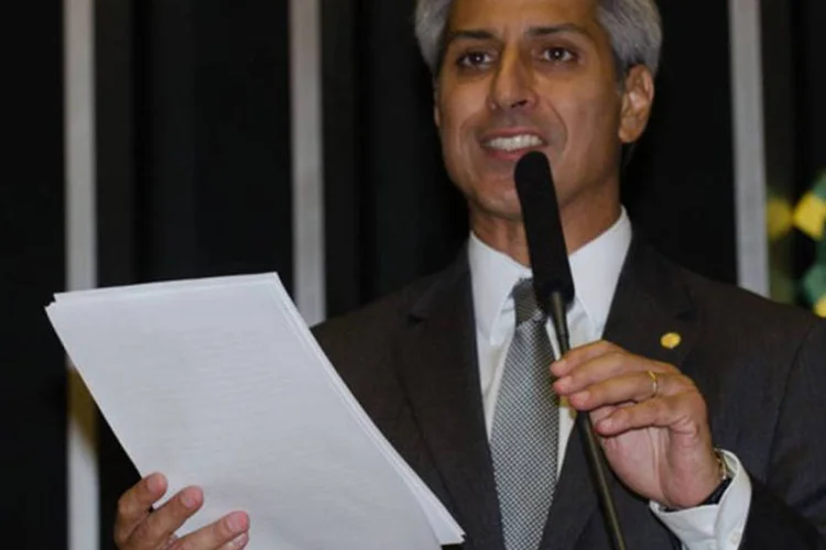 
	Relator do Marco Civil da Internet, deputado Alessandro Molon (PT-RJ), fez a leitura do relat&oacute;rio sobre o tema na C&acirc;mara dos Deputados
 (José Cruz/Agência Brasil)