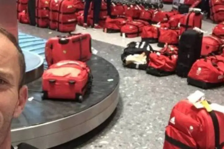 Alex Gregory: com malas exatamente iguais, os 300 atletas da delegação inglesa tiveram um desafio para encontrar a própria bagagem no aeroporto de Londres (Reprodução/Twitter)