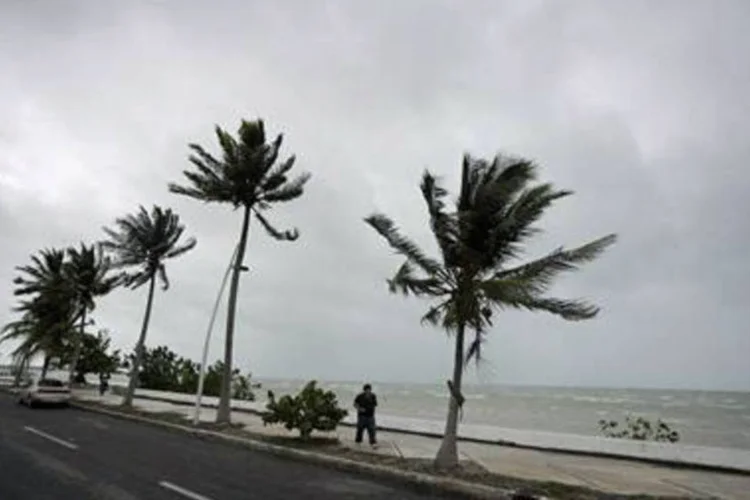 Alex tem ventos regulares de cerca de 110 quilômetros por hora, e seu centro está a cerca de 465 quilômetros a sudeste de Brownsville, no Texas (.)