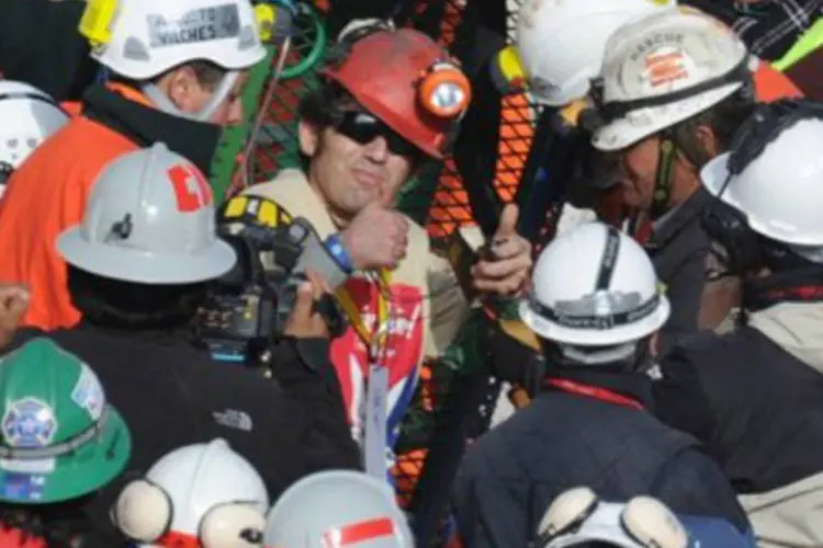 Álex Vega Salazar, 10º mineiro resgatado no Chile, chega à superfície (Rodrigo Arangua/AFP)