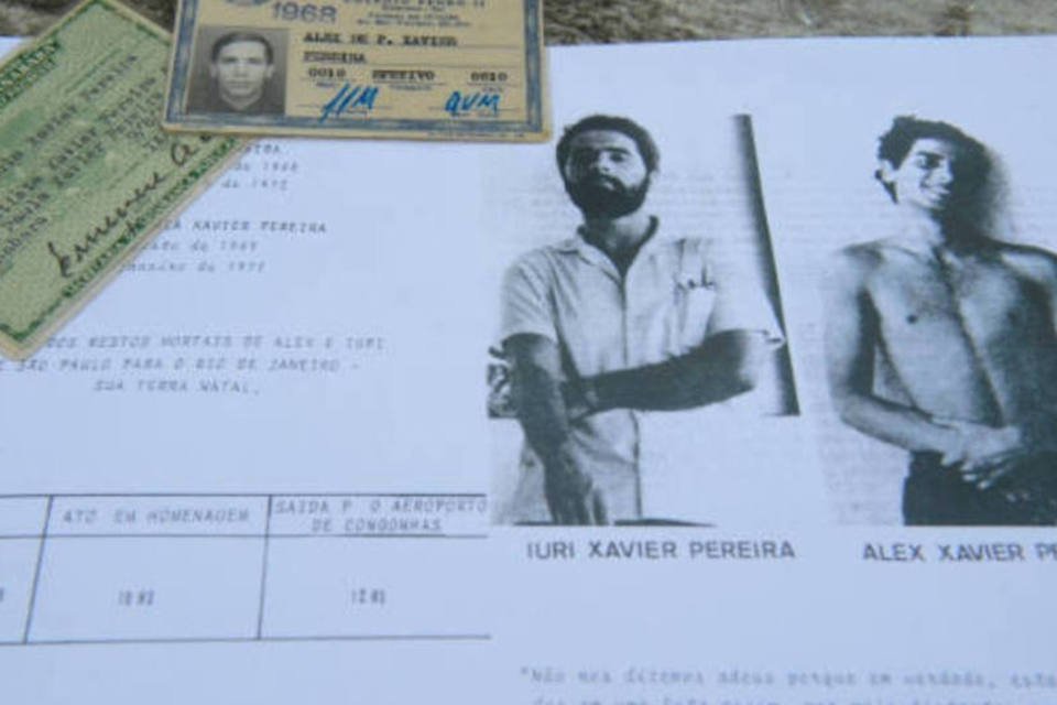Peritos da PF exumam ossada que seria de militante