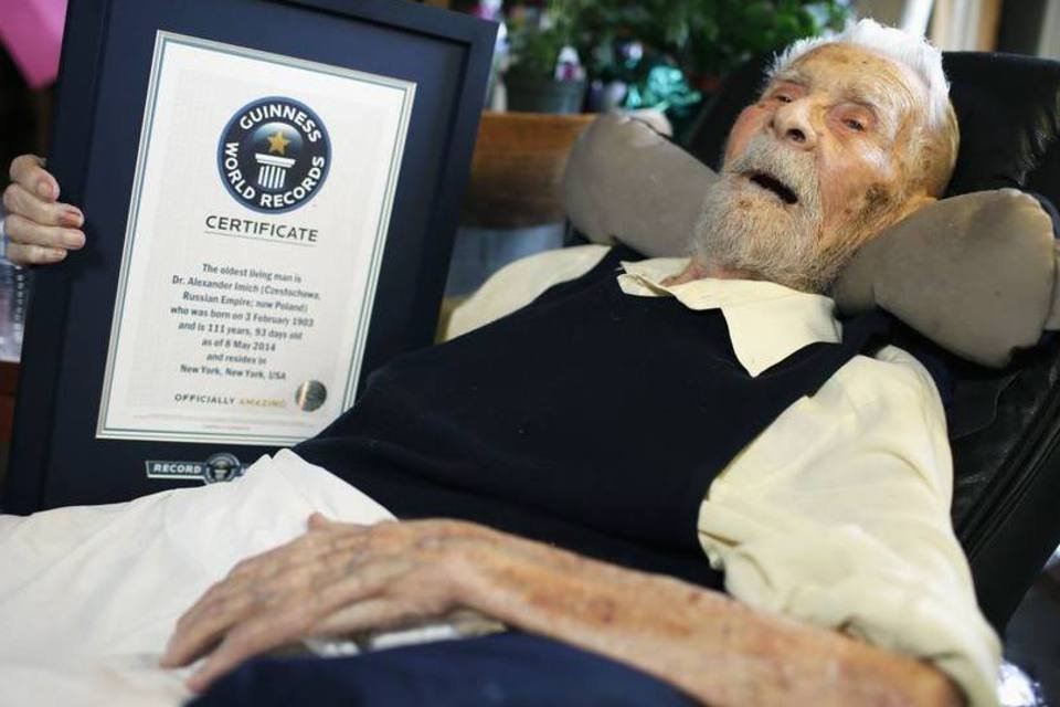 Homem mais velho do mundo morre aos 111 anos em Nova York