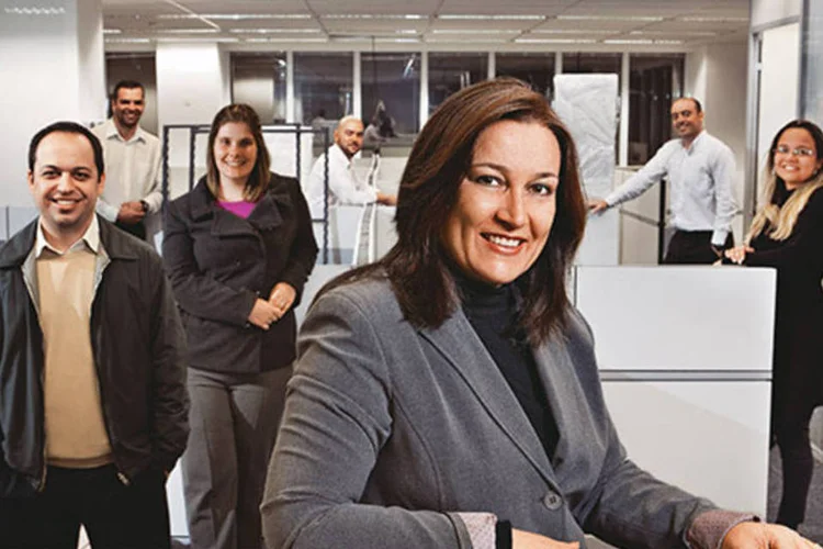 Alexandra Koslowsky, gerente de facilities da Nextel, à frente de alguns funcionários: pelo ritmo de crescimento, a empresa precisa acomodar uma média  de 30 pessoas por semana (Fabiano Accorsi)