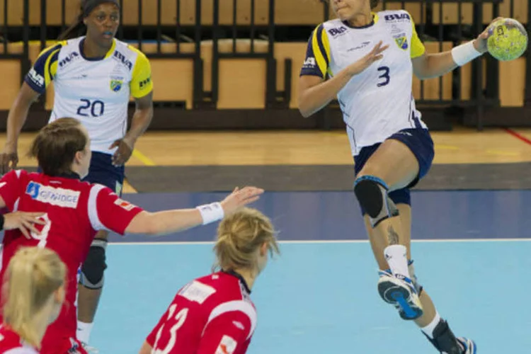 
	Alexandra (com a bola): com 28% dos votos, a brasileira ficou na frente da norueguesa Heidi L&ouml;ke e da montenegrina Bojana Popovic, empatadas na segunda coloca&ccedil;&atilde;o
 (CBHb)