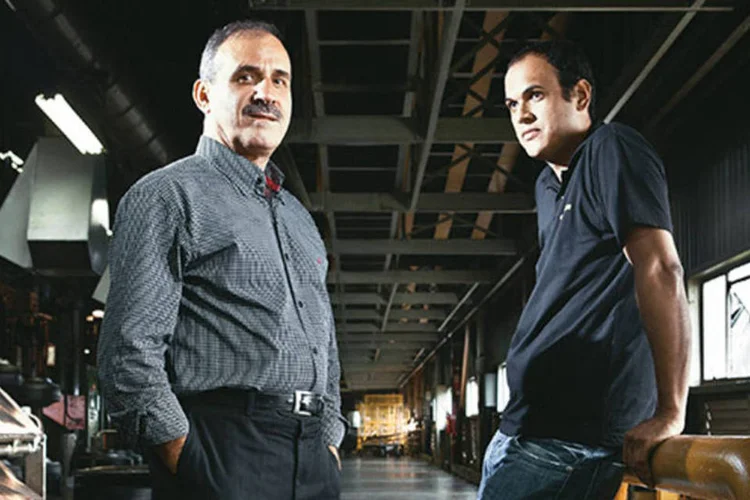 Alexandre Santos, operador de máquinas da Goodyear, atrás do gerente de RH, José Carlos Marzocchi:  foi pelo programa de reabilitação da empresa que Santos e mais 78 profissionais largaram o vício das drogas (Fabiano Accorsi)