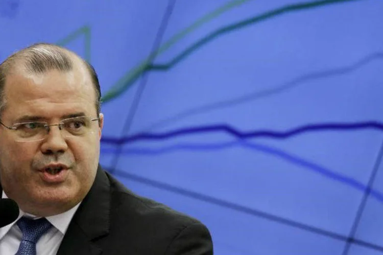 
	Perpexidade: Tombini soltou uma nota considerando &quot;significativas&quot; as revis&otilde;es das proje&ccedil;&otilde;es do FMI para o crescimento do Brasil neste e no pr&oacute;ximo ano
 (Ueslei Marcelino/Reuters)