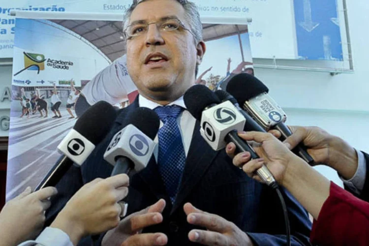 O ministro da Saúde, Alexandre Padilha, durante entrevista coletiva: nesta fase inicial, o programa vai levar 1.753 médicos para 626 municípios, de acordo com o Ministério da Saúde (Wikimedia Commons)