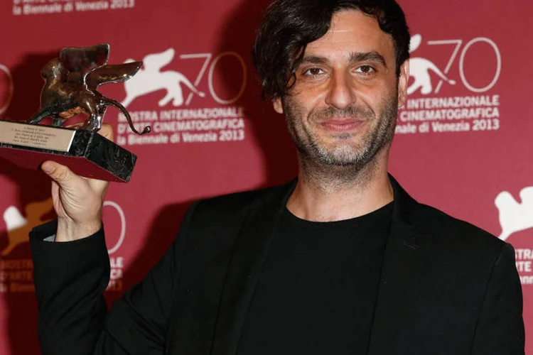 Alexandros Avranas com o Leão de Prata de melhor direção pelo filme "Miss Violence", durante o Festival de Veneza de 2013 (Andreas Rentz/Getty Images)