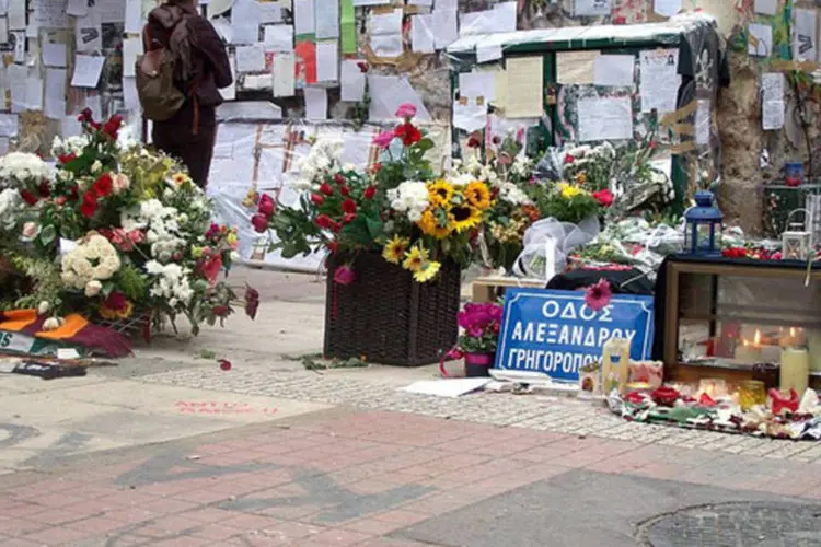 A morte de Grigoropoulos, de 15 anos, no dia 6 de dezembro de 2008 por disparos de um policial, suscitou uma revolta de imensas proporções e violência inusitada, que se prolongou durante várias semanas e se estendeu por todo o país (Wikimedia Commons)