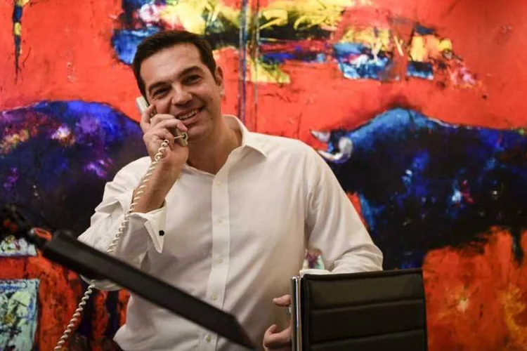 
	Premi&ecirc; grego Alexis Tsipras recebe telefonema ap&oacute;s vencer novamente elei&ccedil;&otilde;es: nesta segunda-feira, a bolsa operava em baixa de 0,6 por cento
 (REUTERS/Andrea Bonetti/Syriza Press Office)