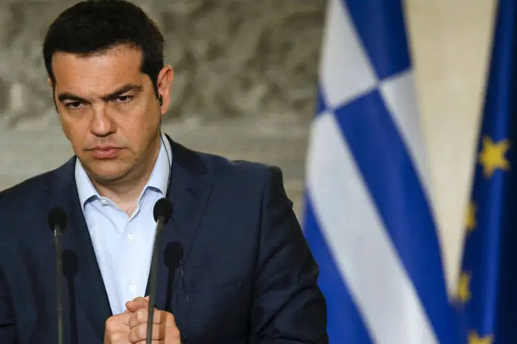 
	Alexis Tsipras, primeiro-ministro da Gr&eacute;cia: os estabelecimentos que n&atilde;o adotarem os limites de pre&ccedil;os impostos estar&atilde;o sujeitos a multas
 (REUTERS/Paul Hanna)
