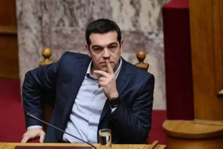 
	O premier grego, Alexis Tspiras: a Bolsa de Valores de Atenas reagiu muito mal ao an&uacute;ncio e operava em queda durante a manh&atilde;
 (Louuisa Gouliamaki/AFP)