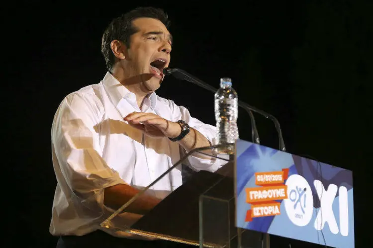O primeiro-ministro grego, Alexis Tsipras: "os chamo outra vez a escrever a história. Os chamo outra vez a dizer 'não' aos ultimatos" (Alkis Konstantinidis/Reuters)