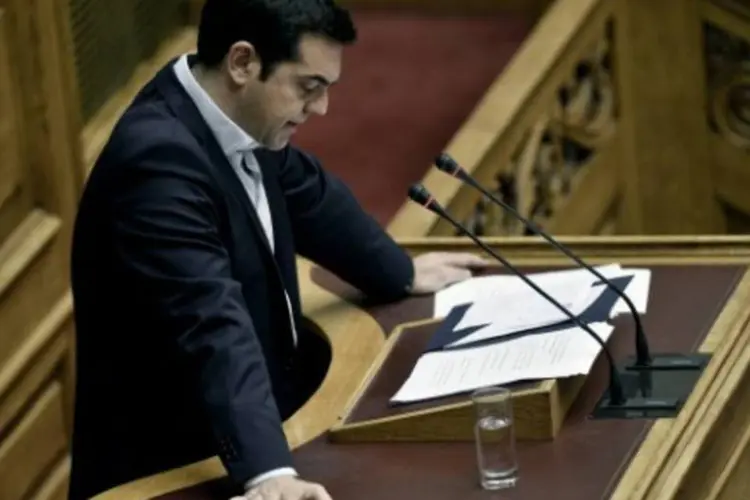 
	O premier grego, Alexis Tsipras: a falta de apoio de seu partido fez o premier ter de contar com votos da oposi&ccedil;&atilde;o para aprovar o pacote de que a Gr&eacute;cia precisa para permanecer viva
 (Angelos Tzortzinis/AFP)