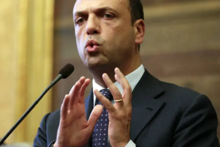 
	Angelino Alfano: Senado derrotou o pedido de n&atilde;o-confian&ccedil;a - apresentado pelos partidos de oposi&ccedil;&atilde;o Movimento 5 Estrelas e Esquerda, Ecologia e Liberdade - 226 votos a 55
 (REUTERS/Max Rossi)