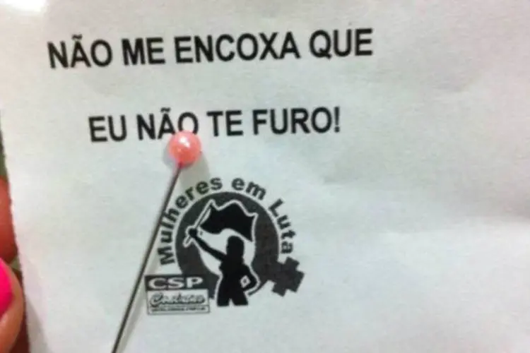 Alfinete distribuído durante protesto de grupo feminista contra abusos sexuais no metrô de São Paulo (MML/Divulgação)