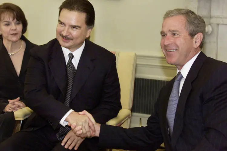 Ex-presidente da Guatemala, Alfonso Portillo, cumprimenta o ex-presidente dos EUA George W. Bush, durante um encontro na Casa Branca em julho de 2001 (Mark Wilson/Getty Images)