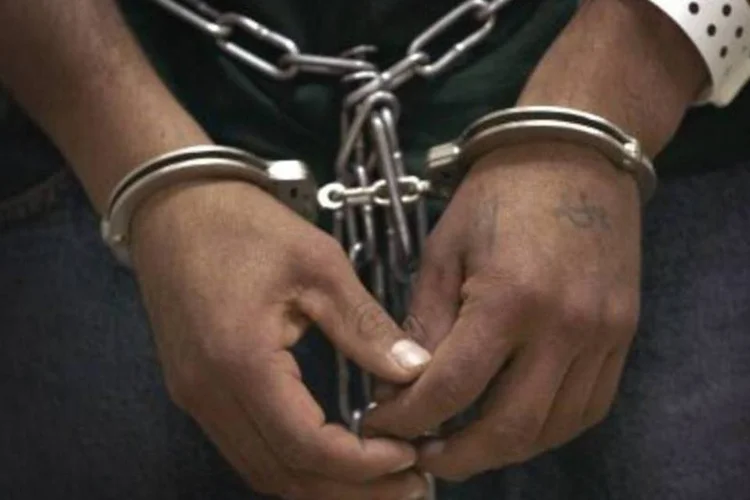 Prisão: presos escaparam depois de fazerem um buraco na parede da cela (.)