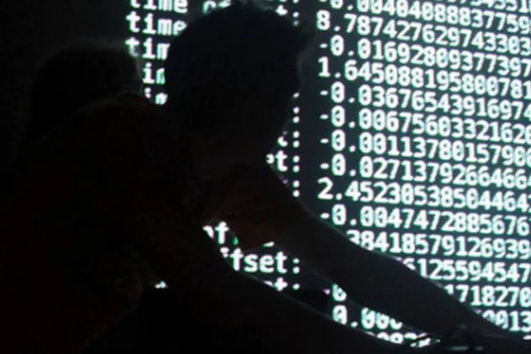 Algorave, a rave do futuro: algoraves não são feitas de algoritmos como aqueles que resultam em nossas buscas no Google. São construídos ao vivo, pela multidão (Reprodução)