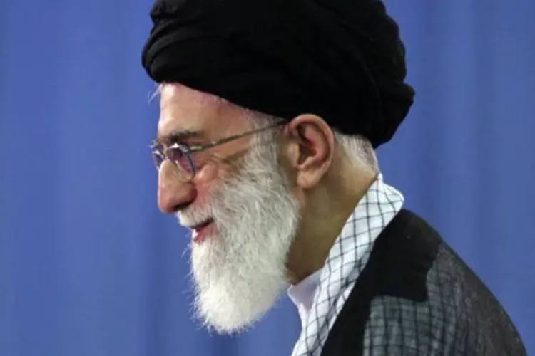 O aiatolá Ali Khamenei, do Irã: o país é acusado por potências lideradas pelos EUA de buscar secretamente armas nucleares (Majid Saeedi/Getty Images)