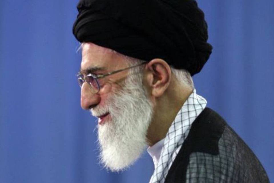 Irã "não busca arma atômica", diz líder supremo