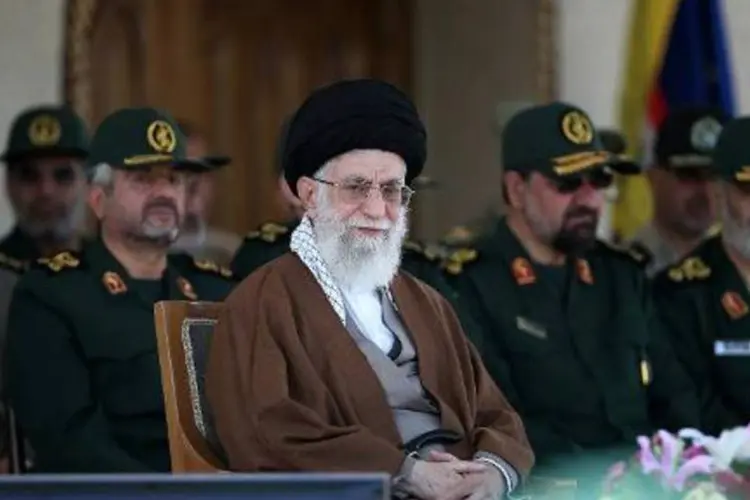 O guia supremo do Irã, Ali Khamenei: "Já afirmamos que não permitiremos nenhuma inspeção das instalações militares por parte dos especialistas estrangeiros" (AFP)
