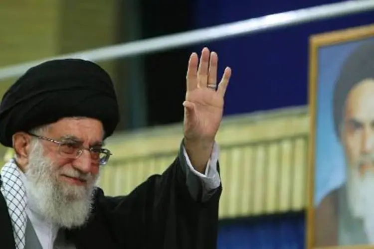 
	Aiatol&aacute; Ali Khamenei: n&uacute;mero um do Ir&atilde; declarou diante de militares que o Ir&atilde; &quot;nunca aceitar&aacute; estas declara&ccedil;&otilde;es est&uacute;pidas&quot;
 (AFP)