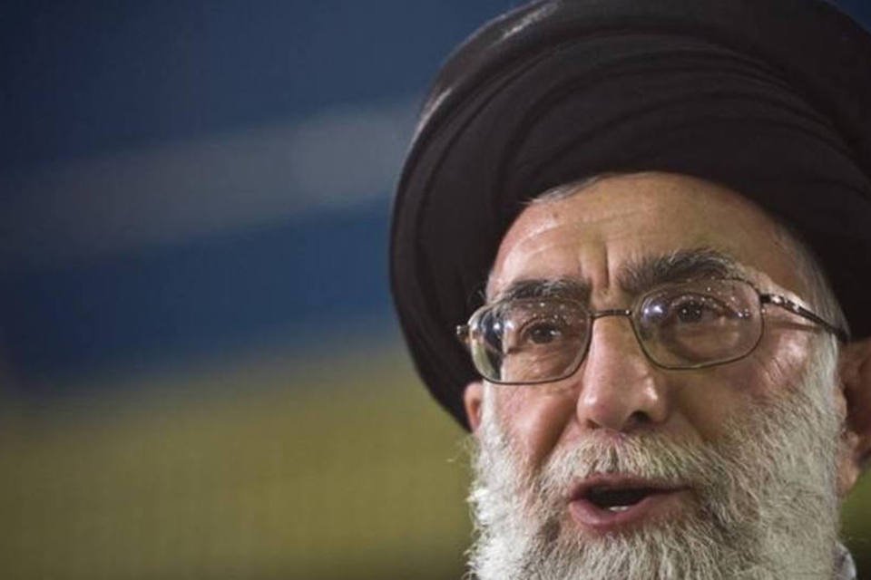 Aiatolá Ali Khamenei endurece discurso sobre acordo nuclear