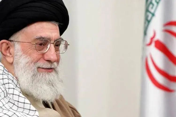 
	O aiatol&aacute; Ali Khamenei: &quot;anunciamos previamente que, sobre certas quest&otilde;es, se sent&iacute;ssemos ser conveniente, n&oacute;s negociar&iacute;amos com Sat&atilde; (os Estados Unidos) para deter o seu mau&quot;
 (www.sajed.ir)