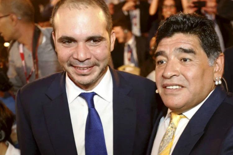 
	Pr&iacute;ncipe Ali e Maradona: Ali conseguiu levar a elei&ccedil;&atilde;o, da &uacute;ltima sexta-feira, para o segundo turno, pela primeira vez desde 1974
 (Reuters)
