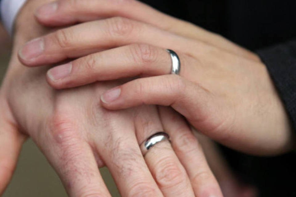 Casamento entre dois idosos gays causa polêmica na China