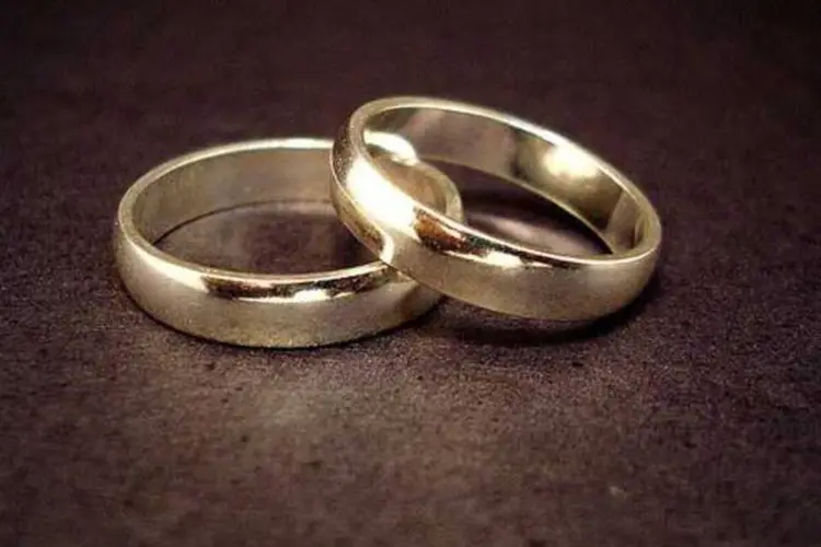 Alianças de casamento: mulher é mais velha que o homem com quem se casa  (Jeff Belmonte/Wikimedia Commons)