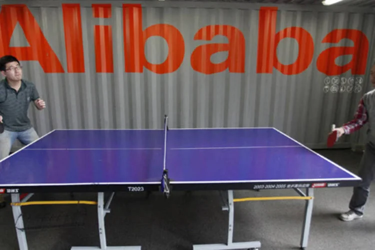 Funcionários da Alibaba jogando tênis de mesa na sede da empresa (Steven Shi/Reuters)