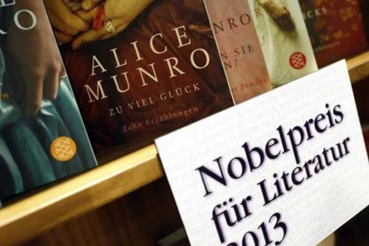 
	Livros de Alice Munro, vencedora do Nobel de Literatura de 2013, s&atilde;o exibidos em livraria: a diretora da editora define a ganhadora do Nobel como dona de um estilo simples, mas arguto
 (REUTERS)