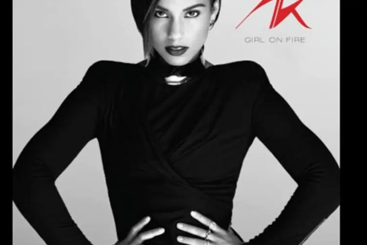 
	Capa de &quot;Girl on Fire&quot;: no novo disco, Alicia Keys deixa de lado o seu intrumento caracter&iacute;stico, o piano
 (Divulgação)