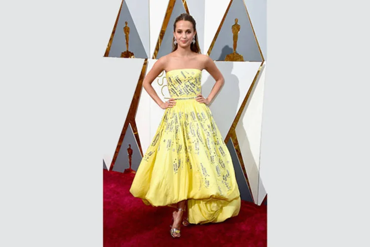 Alicia Vikander surgiu com um modelo amarelo da Louis Vuitton. Ela concorre ao prêmio de melhor atriz coadjuvante por seu papel em "A Garota Dinamarquesa" (Getty Images)