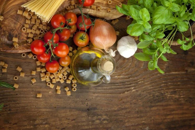 Alimentação saudável: com bons hábitos alimentares é possível economizar dinheiro (Thinkstock/mythja)