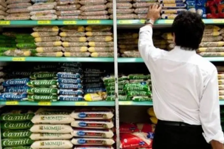 
	Consumidor faz compras: em 2008, o recuo foi de 2,0%
 (Arquivo/Marcelo Camargo/Agência Brasil)