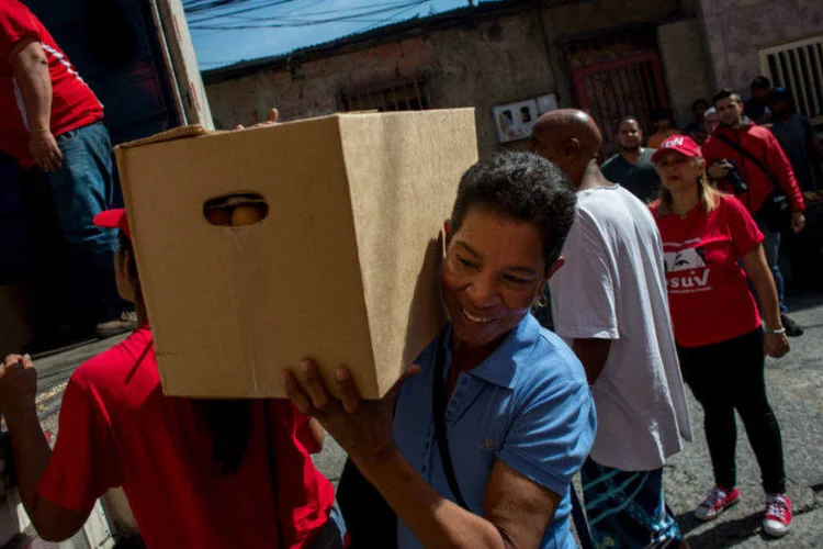 Um dos Comitês Locais de Abastecimento e Produção (CLAPs) distribui alimentos em Catia, região de Caracas, Venezuela (Manaure Quintero/Bloomberg)