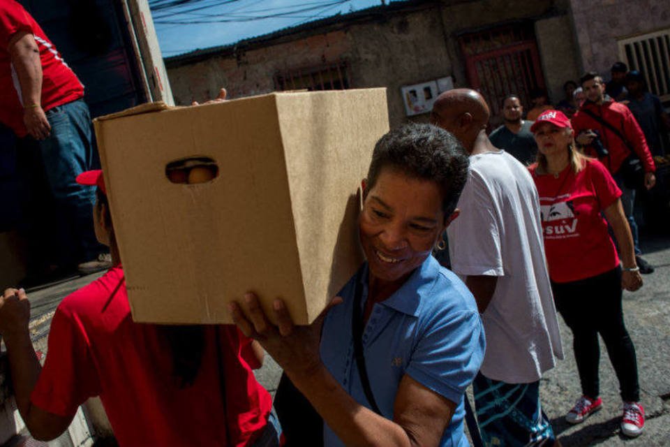 Venezuela envia comida aos mais pobres com aumento do caos
