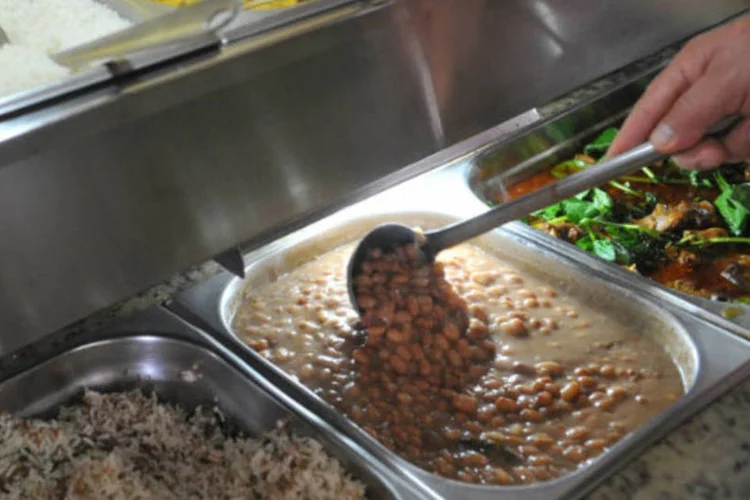 
	Alimenta&ccedil;&atilde;o: a dieta do brasileiro, que at&eacute; ent&atilde;o era baseada em alimentos como o arroz e o feij&atilde;o, tem se tornado cada vez mais composta por alimentos como o milho e a soja
 (Antônio Cruz/ABr)