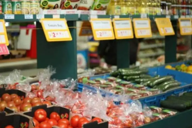 Aumento dos preços de alimentos está forçando muitas pessoas a desistirem de comer carne, frutas e até mesmo tomates (.)