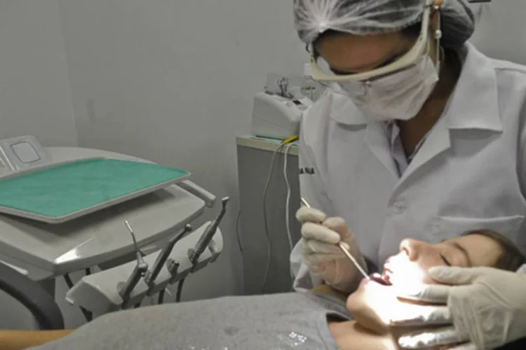 
	Aline Lopes, dentista de um N&uacute;cleo de Sa&uacute;de da Fam&iacute;lia em Samambaia, nos arredores de Bras&iacute;lia, diz que &eacute; fundamental a atua&ccedil;&atilde;o dos dentistas nas comunidades
 (Valter Campanato)