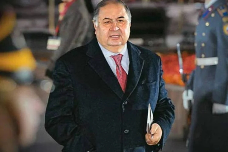 Alisher Usmanov, dono da maior mineradora russa: investimentos certeiros em algumas das maiores empresas de internet do mundo — como Facebook e Groupon — o alçaram ao topo do ranking  
dos bilionários russos (Iliya Pitalev/Ria Novosti/AFP Photo)