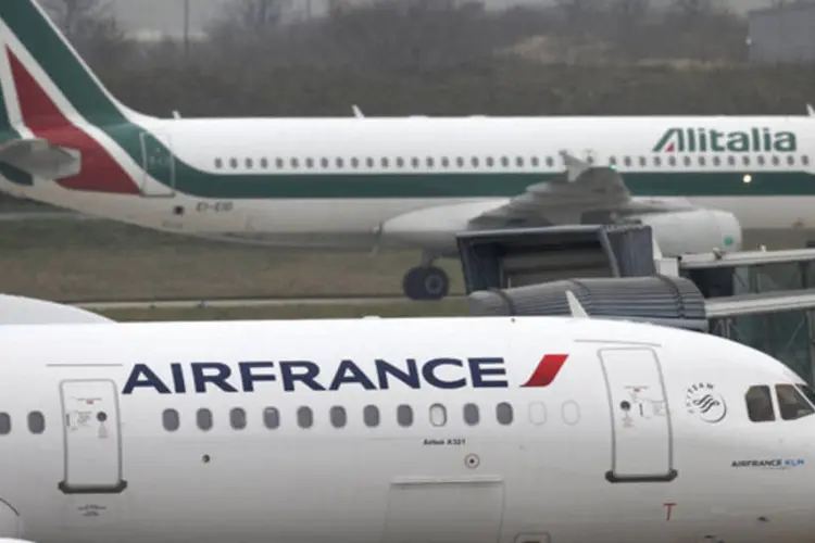 
	Avi&atilde;o da Alitalia e da Air France no aeroporto Charles de Gaulles: Air France, que controla 25% da Alitalia, disse que n&atilde;o havia nenhuma negocia&ccedil;&atilde;o em curso
 (Charles Platiau/Reuters)