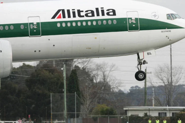 
	Avi&atilde;o da Alitalia decolando: &quot;A melhor solu&ccedil;&atilde;o seria deixar tudo para a Air France-KLM, mas isso depende de algumas condi&ccedil;&otilde;es&quot;, disse Gilberto Benetton
 (World Youth Day via Getty Images)