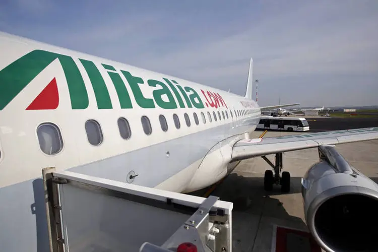 Avião da Alitalia: empresa tem uma força de trabalho total de 14.000 pessoas (Alessia Pierdomenico/Bloomberg)