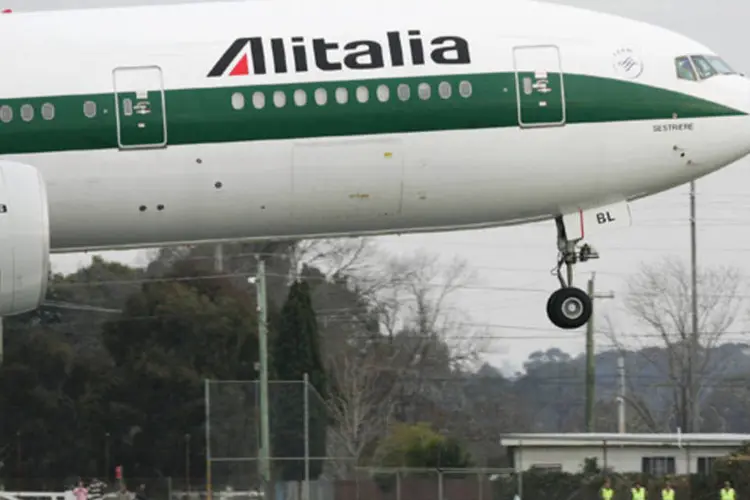 
	Avi&atilde;o da Alitalia decolando: companhia precisa encontrar um parceiro com dinheiro em caixa rapidamente para dar impulso &agrave; sua rede de voos
 (World Youth Day via Getty Images)